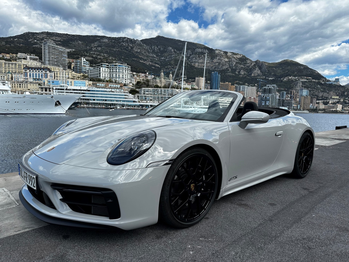 Porsche 911 Carrera 4 gts